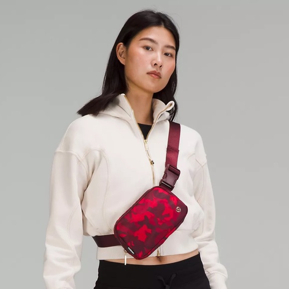 Lululemon NEW YEAR Everywhere Belt Bag 1L - Picture 3 of 7